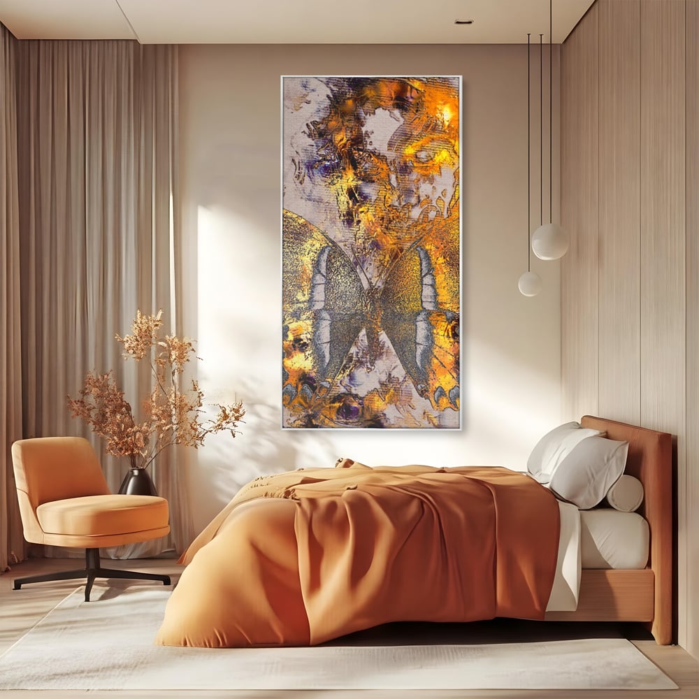 Tablou canvas cu tablou vertical cu fluture auriu si texturi abstracte, in rama de aluminiu argintiu, pe perete intr-un dormitor